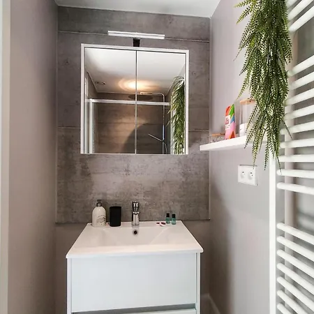 1 Bedroom Lovely In Apartment *